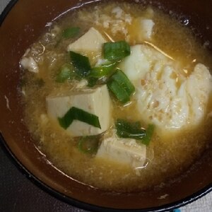 卵入りワカメの豆腐味噌汁